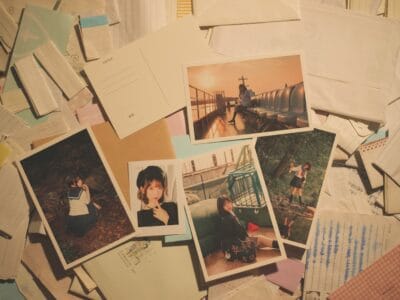 a pile of papers and photos. Photo by 戸山 神奈 on Unsplash